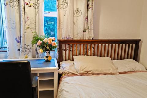 1 bedroom in a house share to rent, Fir Tree Avenue, West Drayton UB7
