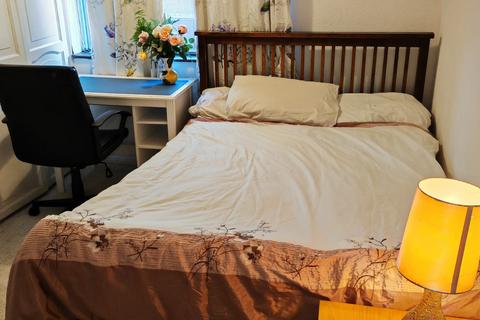 1 bedroom in a house share to rent, Fir Tree Avenue, West Drayton UB7