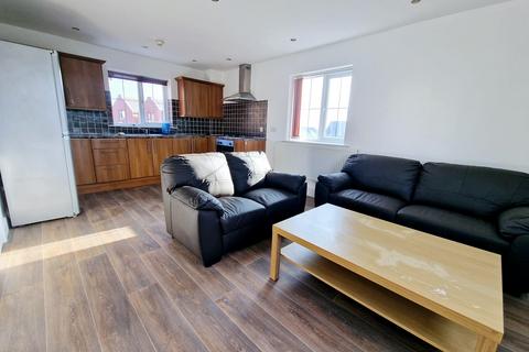 3 bedroom flat to rent, Bawas Place, Nottingham NG7