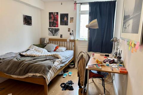 1 bedroom in a house share to rent, Solander Gardens, London