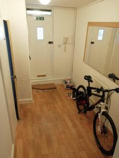 1 bedroom in a house share to rent, Solander Gardens, London