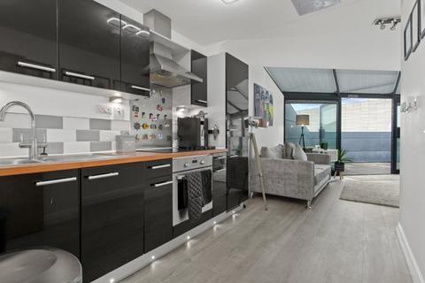 2 bedroom apartment for sale, Mann Island, Liverpool, L3