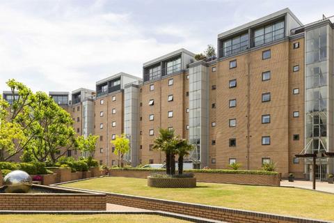 Selsdon Way, London E14