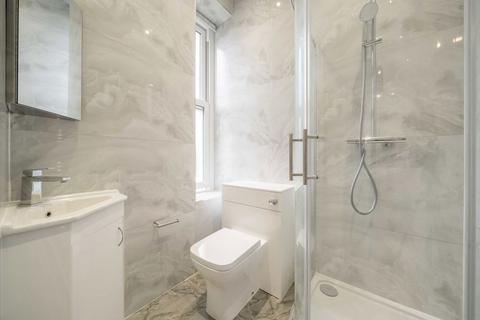 2 bedroom flat to rent, Grove Park Road, London W4