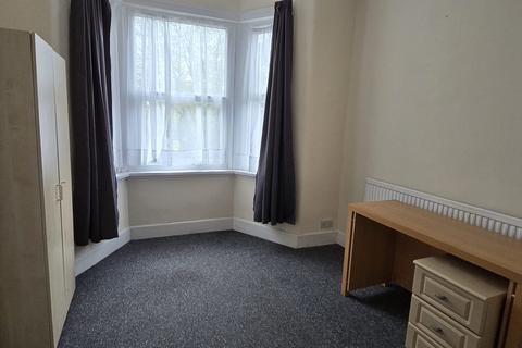 3 bedroom flat to rent, Valentines Road, Ilford, Essex, IG1