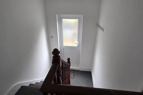 3 bedroom flat to rent, Valentines Road, Ilford, Essex, IG1