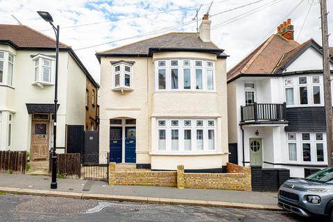 Beach Avenue, Leigh-on-sea, SS9