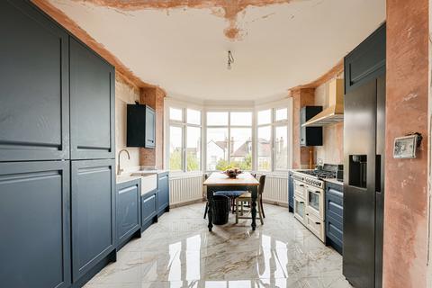 3 bedroom maisonette for sale, Beach Avenue, Leigh-on-sea, SS9