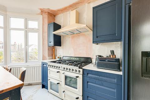 3 bedroom maisonette for sale, Beach Avenue, Leigh-on-sea, SS9