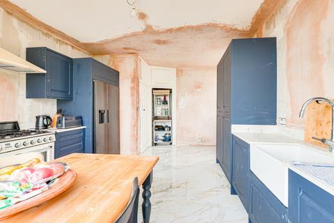 3 bedroom maisonette for sale, Beach Avenue, Leigh-on-sea, SS9