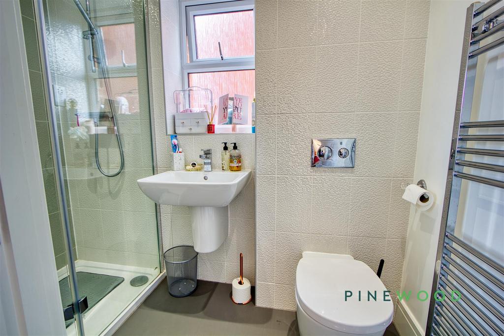 Ensuite (bedroom 2)