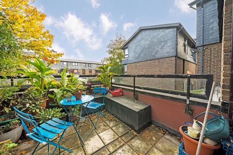 2 bedroom flat for sale, Manaton Close, London SE15