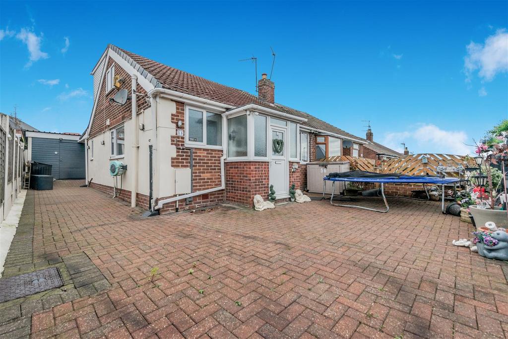 Off Street Parking / Driveway / Single Garage: