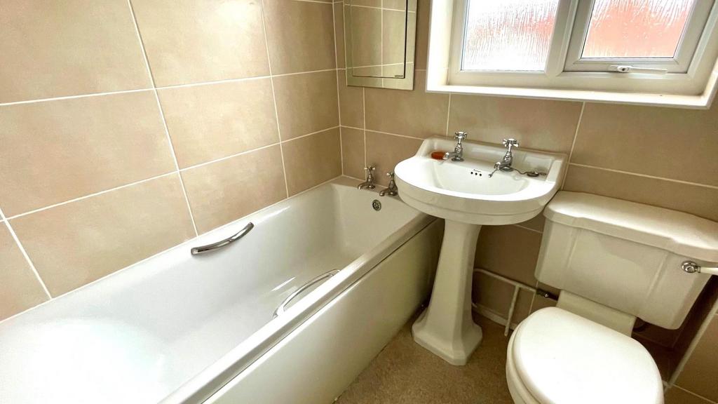 Tiled 3 piece bathroom