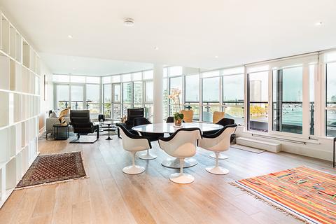 2 bedroom flat to rent, Hamilton House, St. George Wharf, London SW8