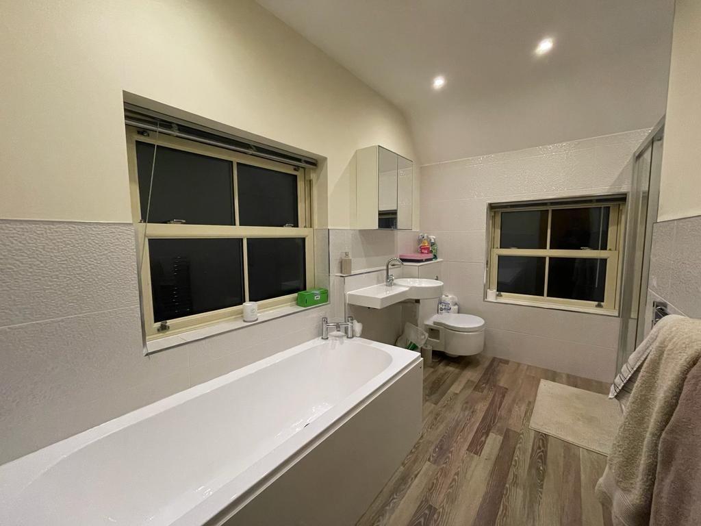 Bathroom 1.jpg