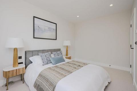 2 bedroom apartment for sale, Apartment 8, Beverley Waterside, Priests Bridge, London, SW14