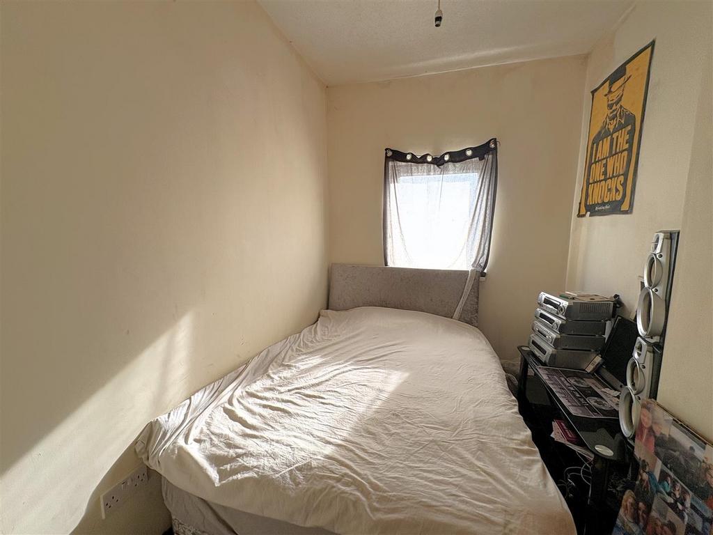 Bed 2.jpg