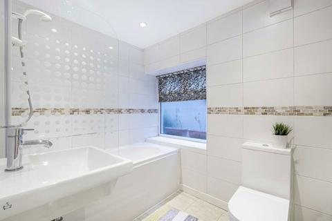 1 bedroom flat to rent, Rossiter Road, London SW12