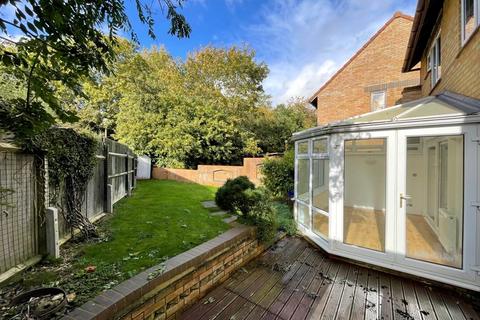 3 bedroom detached house to rent, Edmund Court, Shenley Church End