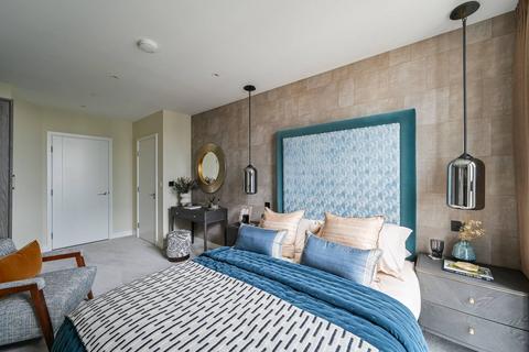 2 bedroom flat for sale, South Quay Plaza, Canary Wharf E14
