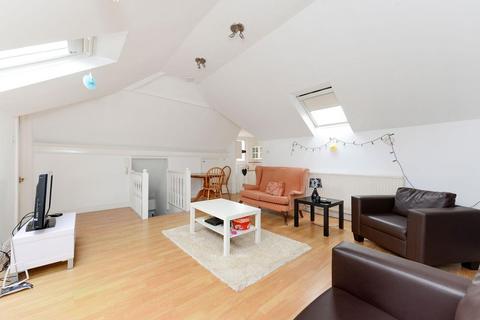 2 bedroom flat to rent, Hanger Lane, Ealing, London