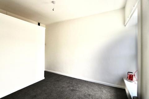 undefined, Flat 4, 50 High street, Fleur-de-lis, Blackwood NP12 3UE