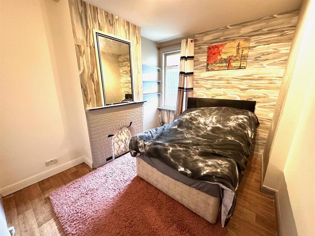 Bed 2.jpg