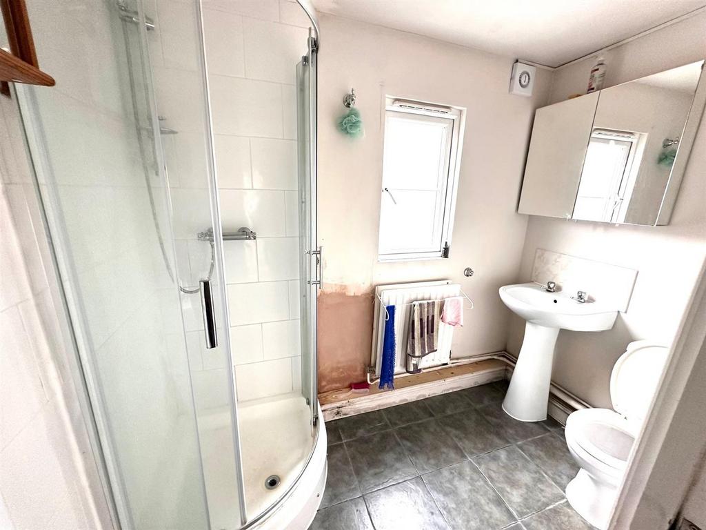 Gf shower room.jpg