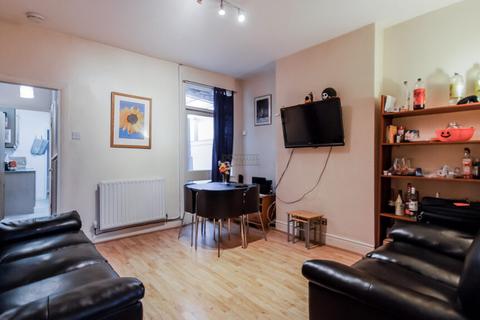 6 bedroom terraced house to rent, Warwards Lane, Birmingham B29