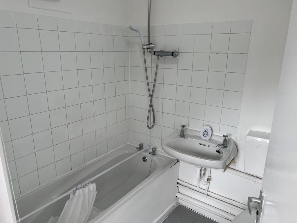 Drovers Croft 47 Bathroom.JPG