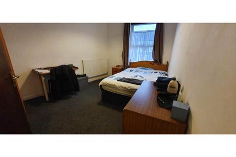 3 bedroom flat to rent, Miskin Street  Flat B, Cathays, Cardiff