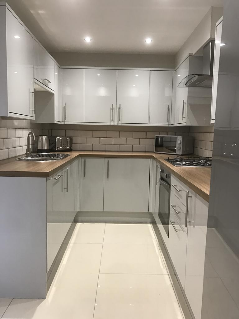 Kitchen of similar size and layout