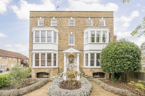 undefined, Russell Road, Shepperton TW17