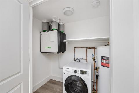 3 bedroom flat to rent, Gemini House, Hove