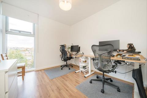2 bedroom flat to rent, Colonial Drive, London W4
