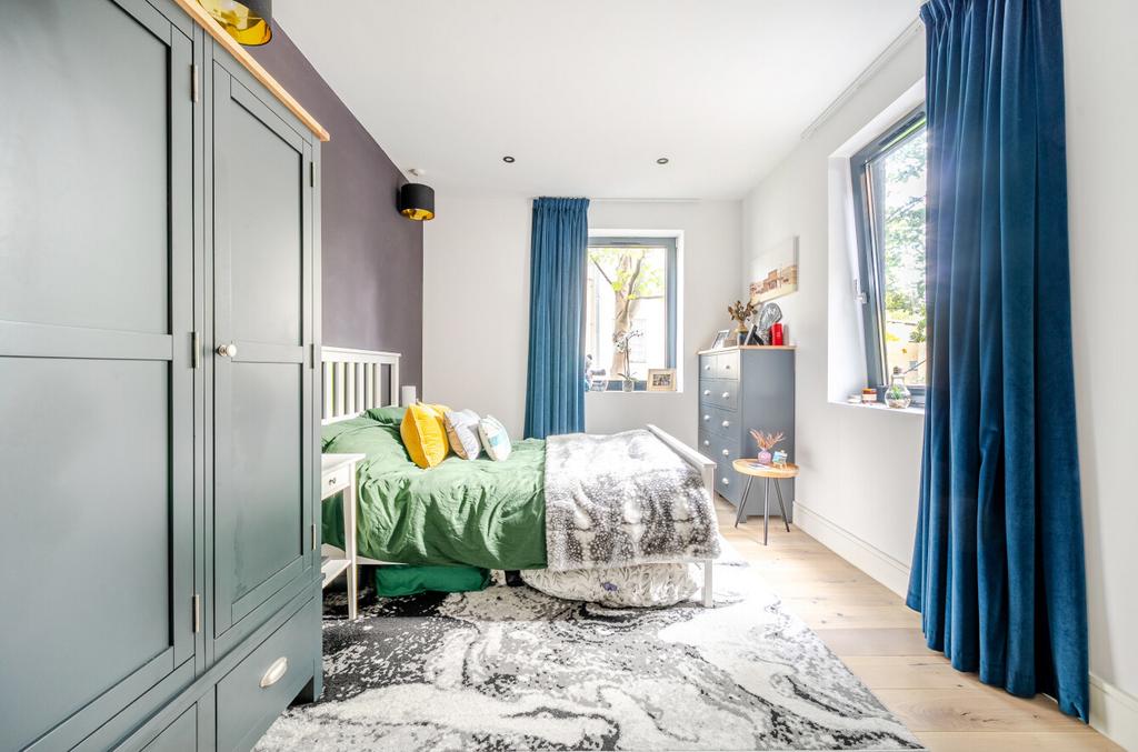 1370009-5-68f770a...