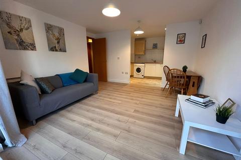 2 bedroom apartment to rent, Manhattan Place, Madison Square, Liverpool