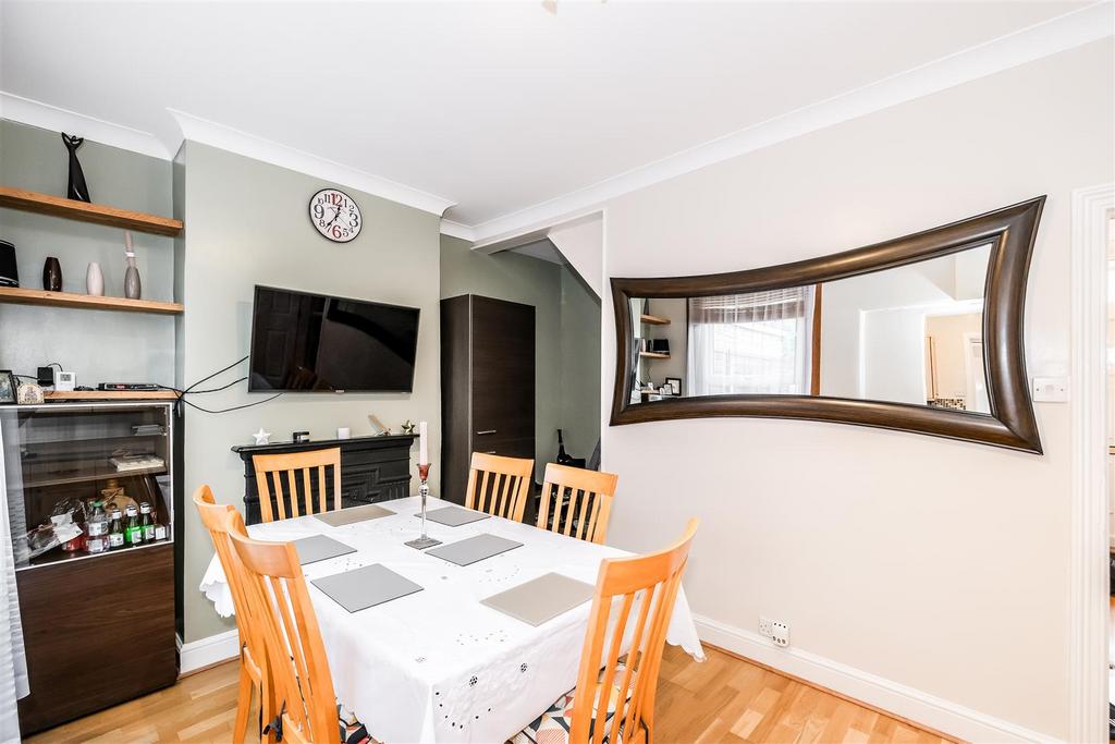 Dining room 1.jpg