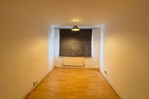 3 bedroom terraced house to rent, Chatsworth Road, London E15