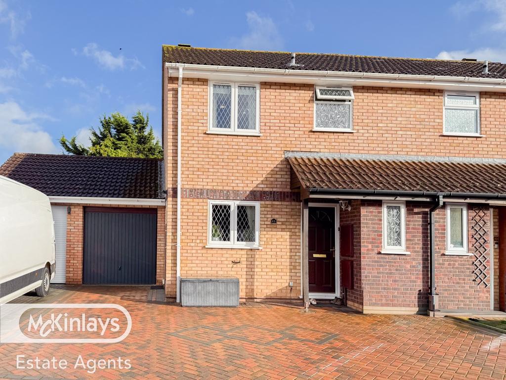Beautifully presented 3 Bedroom Semi Detached wit