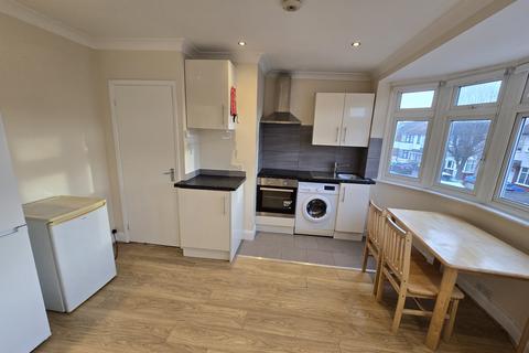 2 bedroom apartment to rent, Staines Road, Ilford IG1