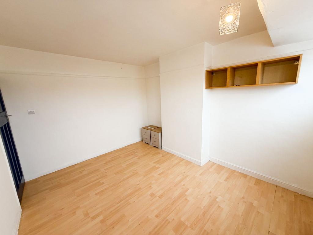 Rosslyn Ave RM8