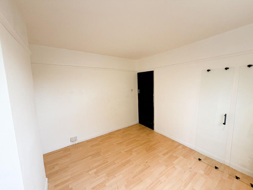 Rosslyn Ave RM8