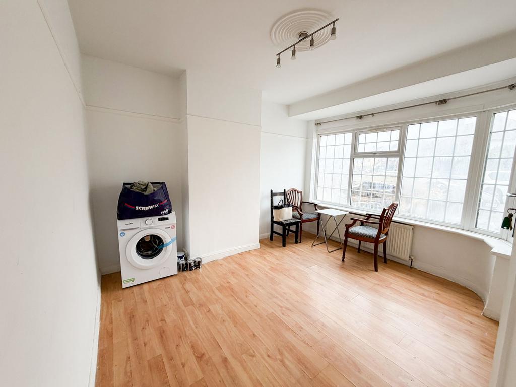 Rosslyn Ave RM8