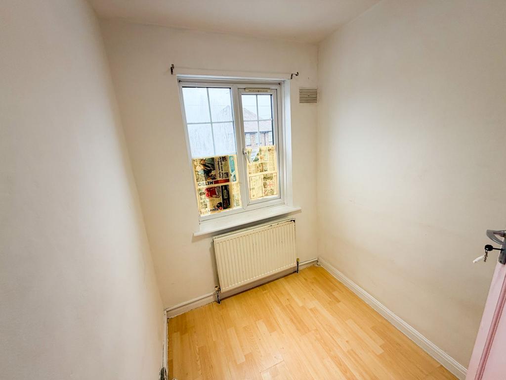 Rosslyn Ave RM8