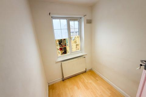 undefined, Rosslyn Avenue, Dagenham, RM8