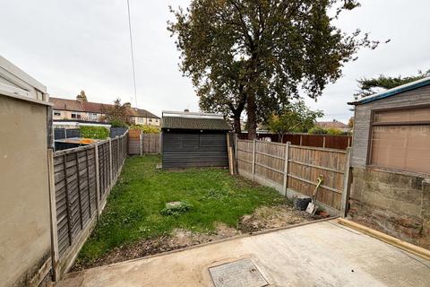 undefined, Rosslyn Avenue, Dagenham, RM8