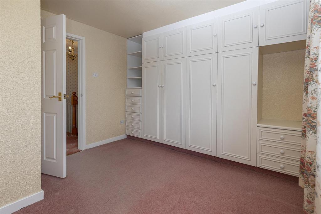 Bramleys Estate Agents - Gleneagles Way - Fixby (3