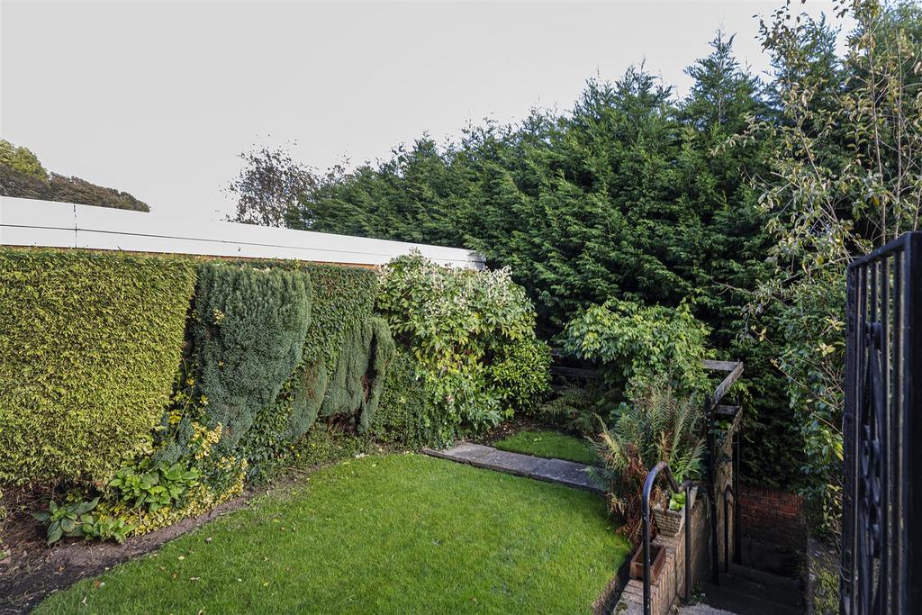 Bramleys Estate Agents - Gleneagles Way - Fixby (4